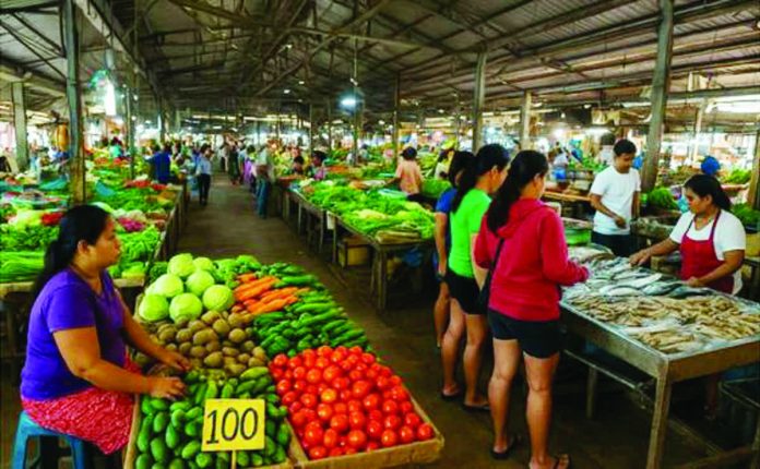 aklan_deflation.JPG_resized_compressed Consumers buy food items at the Kalibo Public Market in Aklan. The Philippine Statistics Authority says the purchasing power of the peso in Aklan weakened to ₱0.81 in September this year. This means that a basket of goods worth ₱100 in 2018 now costs about ₱123.80 in September 2025. PSA PHOTO