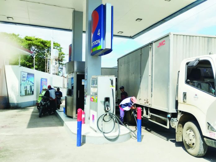 big-time_rollback_resized_compressed Diesel prices are seen to go down by as much as P3.20 per liter next week due partly to hopes for eventual end of the Russia-Ukraine conflict. However, gasoline prices are seen to increase by as much as P0.10 per liter due to price of freight components. PN PHOTO