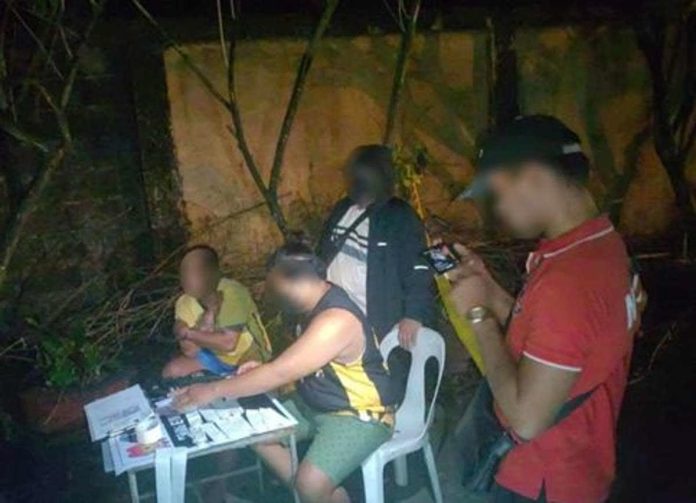 const_worker_shabu.JPG_resized_compressed Alias “Toto” (left) was caught by police with P1.7 million worth of suspected shabu in a buy-bust operation on November 5 in Barangay Calahunan, Mandurriao, Iloilo City. ICPO PHOTO