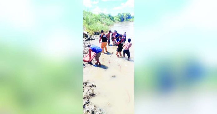 drowning_superimposed The lifeless body of alias “Sammy” was fished out of the river in Barangay Poblacion Ilawod, San Enrique, Iloilo by officers of the town’s police and fire stations, on Nov. 6, 2025. SAN ENRIQUE MDRRMO PHOTO