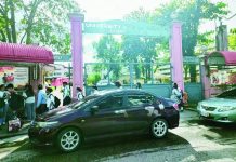 BOMB THREAT ACCOUNTS ‘STILL TRACEABLE’ – EXEC; Tighter coordination among law enforcers, tech agencies sought The Department of Education (DepEd) Iloilo has bolstered campus safety — beginning with enhanced police presence during student drop-off and pick-up times. Photo shows parents fetching their children from the University of San Agustin - Basic Education Department in Barangay Sambag, Jaro, Iloilo City after the school received a bomb threat on Wednesday afternoon, Nov. 19. AJ PALCULLO/PN