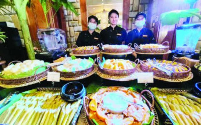 gastro forum_compressed The Department of Tourism on Nov. 13, 2025 said the Philippines was selected to host the United Nations Tourism 2026 World Forum on Gastronomy Tourism. Phot shows rice cakes and other native snacks enticing the senses during the Regional Cocktail Lunch: Eating Your Way Through the Philippines segment of the 1st United Nations Tourism Regional Forum on Gastronomy Tourism for Asia and the Pacific at Shangri-La Mactan, Cebu. PNA PHOTO BY JOAN BONDOC