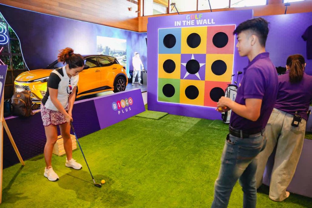 Guests enjoying the BingoPlus golf experiential booth in tsa. Elena Golf during the tournament week.
