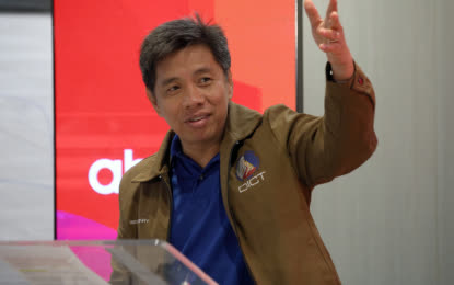 holiday scams_compressed Department of Information and Communications Technology Secretary Henry Aguda says they are expecting all telecommunication companies to fully sign off 2G and 3G by the end of 2025 because these are used by scammers. PNA PHOTO BY YANCY LIM