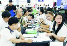 Job applicants during the Trabaho para sa Pinoy job fair in a mall in Manila as photographed on Sept. 17, 2025. The Philippine Statistics Authority reported on Thursday, Nov. 6, 2025, the drop in the labor force participation rate in September 2025 to 64.5 percent from August’s 65.7 percent. PNA PHOTO BY YANCY LIM
