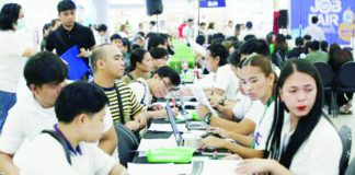 Job applicants during the Trabaho para sa Pinoy job fair in a mall in Manila as photographed on Sept. 17, 2025. The Philippine Statistics Authority reported on Thursday, Nov. 6, 2025, the drop in the labor force participation rate in September 2025 to 64.5 percent from August’s 65.7 percent. PNA PHOTO BY YANCY LIM