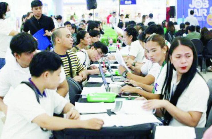 WV WAGE, JOBS SURVEY: Collected data seen to shape pay policies, track labor gaps, workplace conditions Job applicants during the Trabaho para sa Pinoy job fair in a mall in Manila as photographed on Sept. 17, 2025. The Philippine Statistics Authority reported on Thursday, Nov. 6, 2025, the drop in the labor force participation rate in September 2025 to 64.5 percent from August’s 65.7 percent. PNA PHOTO BY YANCY LIM