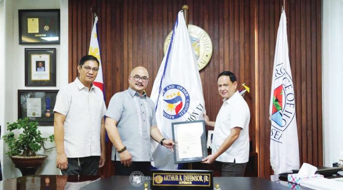 ime_defensor_peace_council_copy_resized Department of Interior and Local Government - Region 6 director Juan Jovian Ingeniero, joined by DILG Iloilo Province Cluster Head Raymundo Palanog, turns over the Regional Peace and Order Council flag and certificate of appointment to Gov. Arthur Defensor Jr. on November 18, 2025.