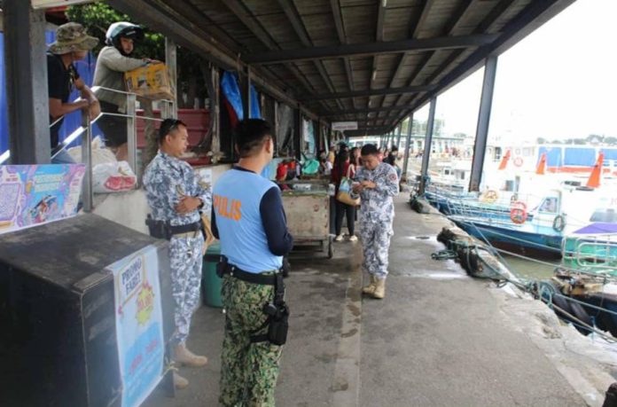 mai coastguard Philippine Coast Guard personnel and police officers inspect the Iloilo-Guimaras wharf as sea trips are suspended across Western Visayas due to Super Typhoon “Uwan.” AJ PALCULLO/PN