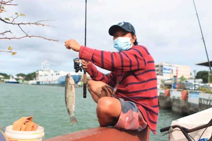 An angler shows his fresh catch from the Iloilo River — a scene that will soon pause as the Iloilo City Government enforces a three-month fishing ban beginning December 1, 2025 to protect key spawning grounds and help the river’s fish population recover. FILE PHOTO FROM JERRY TREÑAS FACEBOOK PAGE