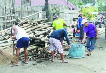 Garbage piles swamp coastal brgys after ‘Uwan’ storm surge Residents of Barangay Sto. Niño Sur in Arevalo, Iloilo City join the personnel from the General Services Office of the Iloilo City Government in clearing roads of debris and driftwood washed ashore by Super Typhoon “Uwan.” MA. THERESA LADIAO/PN