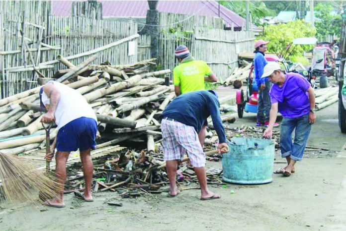 mai_Uwan_garbage.JPG_resized_compressed Residents of Barangay Sto. Niño Sur in Arevalo, Iloilo City join the personnel from the General Services Office of the Iloilo City Government in clearing roads of debris and driftwood washed ashore by Super Typhoon “Uwan.” MA. THERESA LADIAO/PN