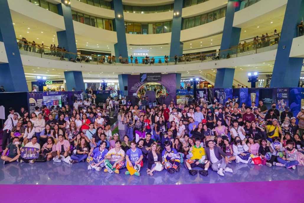 Mall goers and performers posted with smiles at ISP BingoPlus Mall Show