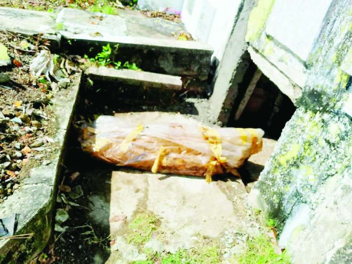 neljoy_Ajuy_(2)_copy_resized_compressed Police investigators and cemetery workers inspect a tomb at the Culasi Cemetery in Ajuy, Iloilo, where human bones wrapped in plastic and bound with tape were discovered on November 17, 2025. The remains — believed to have been recently placed inside the long-sealed tomb — have prompted a probe as a family fears they may belong to a woman missing for nearly 10 months. PHOTO FROM: 88.7 KFIVE SARA