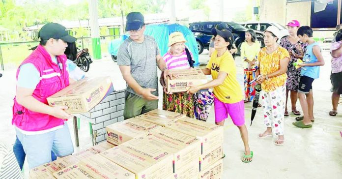 neljoy_DSWD_copy_resized_compressed Residents in Iloilo receive Family Food Boxes from personnel of the Department of Social Welfare and Development (DSWD) Region 6 as part of the agency’s ongoing relief distribution for families affected by Typhoon “Tino.” DSWD has so far released over P₱12.4 million worth of aid to affected communities across Western Visayas. DSWD-6 PHOTO
