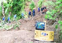 Community effort marks search for Janiuay ‘landslide victim’ Rescuers from the police, military, and fire bureau coordinate efforts with local volunteers as a backhoe clears debris at the landslide site in Barangay Barasalon, Janiuay, Iloilo, where a resident was believed buried following days of rain. AJ PALCULLO/PN