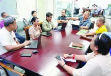 Nature-based solutions, ridge-to-reef strategy in Iloilo dev’t plans pushed Provincial Administrator Raul Banias (third from right) leads a round-table discussion with environmental advocates and Iloilo provincial government officials on integrating nature-based solutions and the ridge-to-reef strategy into sustainable development programs. The consultation aims to align infrastructure planning with climate resilience, ecological restoration, and disaster preparedness initiatives. PHOTO FROM BALITA HALIN SA KAPITOLYO