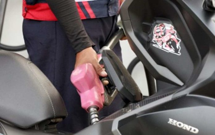 oil_prices_resized_compressed Oil prices are expected to rise anew next week as supply disruptions continue, Jetti Petroleum president Leo Bellas said Friday, Nov. 21, 2025. He forecasts between P0.80 to P1 per liter increase in diesel prices and up to P0.10 rise in gasoline prices. PNA PHOTO BY YANCY LIM