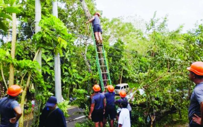 power_consumers_copy_resized_compressed Members of the Philippine Army’s 47th Infantry Battalion assist in the clearing operations in Bohol province following the onslaught of Typhoon “Tino” on Nov. 4, 2025. PHOTO COURTESY OF THE 302ND INFANTRY BRIGADE