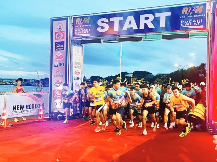 Around 1,800 runners of all ages — from students and parents to fitness enthusiasts and civic groups — joined the “Run for e-Libraries” charity fun run organized by the Kalantiao Masonic Lodge 187 on November 16. Mai Ladiao/PN