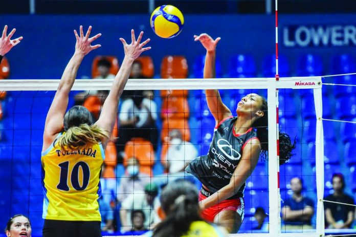 Chery Tiggo Crossovers’ Yuni Batista scores against Capital1 Solar Spikers’ Iris Tolenada. PVL PHOTO