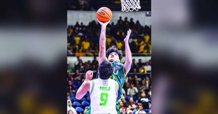 sports FEU.JPG_superimposed_compressed Far Eastern University Tamaraws rookie Kirby Mongcopa slips past De La Salle University big man Luis Pablo for a crucial basket during their UAAP Season 88 showdown. UAAP PHOTO