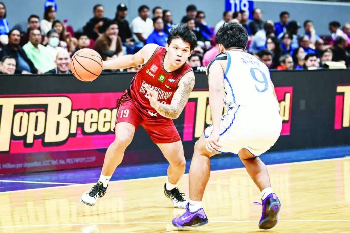 Ilonggo Gerry Abadiano fuels the University of the Philippines’ late-game comeback against Ateneo. UAAP PHOTO