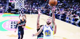 Golden State Warriors guard Stephen Curry (30) drives to the basket against the San Antonio Spurs. AP