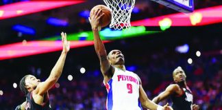 Detroit Pistons guard Ausar Thompson stretches for a layup as Philadelphia 76ers’ VJ Edgecombe looks on. GETTY IMAGES