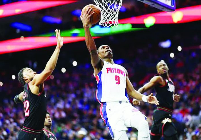 sports_Detroit_resized_compressed Detroit Pistons guard Ausar Thompson stretches for a layup as Philadelphia 76ers’ VJ Edgecombe looks on. GETTY IMAGES