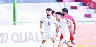 Sandro Reyes stretches for the ball during the Philippines’ 2-0 win over Maldives. PFF PHOTO