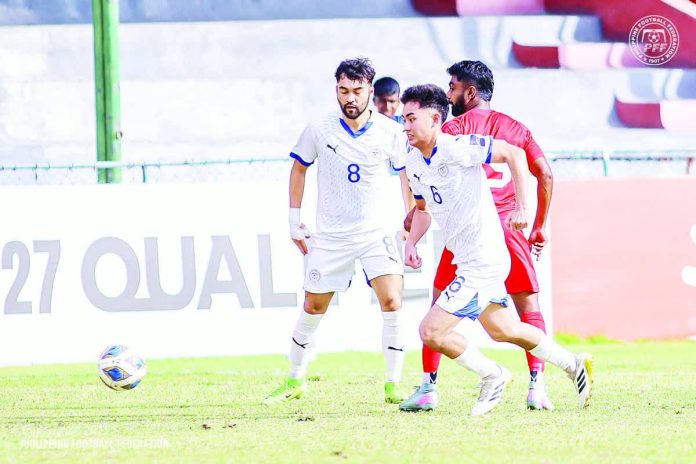 Sandro Reyes stretches for the ball during the Philippines’ 2-0 win over Maldives. PFF PHOTO