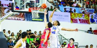 Rain or Shine Elasto Painters’ Gabe Norwood stretches for a layup against the defense of TNT Tropang 5G's Brandon Ganuelas-Rosser. PBA PHOTO