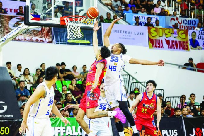 Rain or Shine Elasto Painters’ Gabe Norwood stretches for a layup against the defense of TNT Tropang 5G's Brandon Ganuelas-Rosser. PBA PHOTO