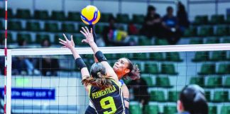 ZUS Coffee Thunderbelles’ Alexa Miner blasts a cross-court hit past Nxled Chameleons’ Chiara Permentilla. PVL PHOTO