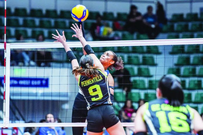 sports_Thunder_resized_compressed ZUS Coffee Thunderbelles’ Alexa Miner blasts a cross-court hit past Nxled Chameleons’ Chiara Permentilla. PVL PHOTO