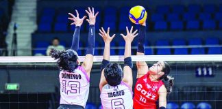 Petro Gazz’s Brooke Van Sickle breaks through the block of Akari’s Chen Tagaod during their grueling five-set semifinal clash. PVL PHOTO