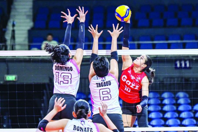 Petro Gazz’s Brooke Van Sickle breaks through the block of Akari’s Chen Tagaod during their grueling five-set semifinal clash. PVL PHOTO