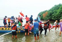 THOUSANDS AT RISK: 97 Iloilo City barangays vulnerable to ‘Tino’ flooding and storm surges Over 2.3 million residents across Western Visayas are at risk of floods and landslides due to Typhoon “Tino”, according to the Regional Disaster Risk Reduction and Management Council. Photo shows personnel of the Philippine Coast Guard and the Sibunag Municipal Police Station in Guimaras assisting in the evacuation of residents from the remote island of Naoway, on Monday, Nov. 3, 2025. Guimaras was placed under Tropical Cyclone Wind Signal No. 3 as of 5 p.m. on Monday. SIBUNAG MUNICIPAL POLICE STATION PHOTO