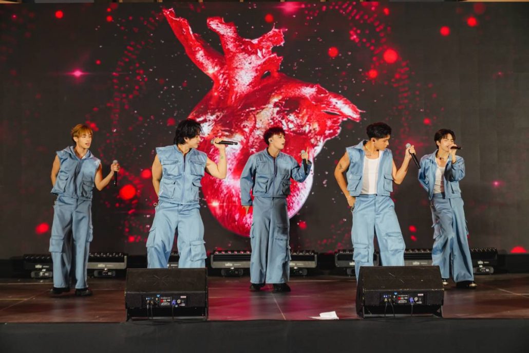 Pinoy boy group VXON grooved with their hit songs at the ISP BingoPlus Mall Show in MOA Music Hall.