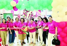 Zonta Club Metro Iloilo’s Zonta Christmas Bazaar kicks off with a ribbon-cutting ceremony led by past presidents Dr. Sandra S. Gomez and Grace Blair, alongside the dedicated current president Angela Abenir, Christmas Bazaar committee chairperson Malsy Tinsay, and other enthusiastic members of the Zonta Club Metro Iloilo, at the Fountain Area of Robinsons Place Iloilo on Nov. 17, 2025. AJ Palcullo/PN