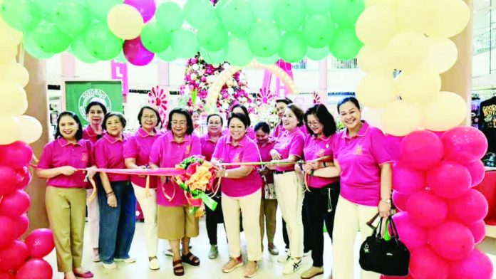 zonta_christmas1_resized_compressed Zonta Club Metro Iloilo’s Zonta Christmas Bazaar kicks off with a ribbon-cutting ceremony led by past presidents Dr. Sandra S. Gomez and Grace Blair, alongside the dedicated current president Angela Abenir, Christmas Bazaar committee chairperson Malsy Tinsay, and other enthusiastic members of the Zonta Club Metro Iloilo, at the Fountain Area of Robinsons Place Iloilo on Nov. 17, 2025. AJ Palcullo/PN