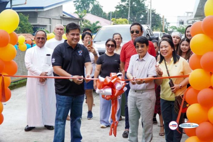 Atty. Jonette Borres and Gov. Paolo S. Javier lead the ribbon-cutting ceremony for the opening of Fremont Cancer Therapy in San Jose de Buenavista, Antique. Also in photo are Rev. Fr. Edione Febrero (leftmost), president of St. Anthony's College, station manager of DYKA and director of Diocesan Action Center; and Dr. Ethel Cordero (rightmost), medical director of Fremont Dialysis Center.