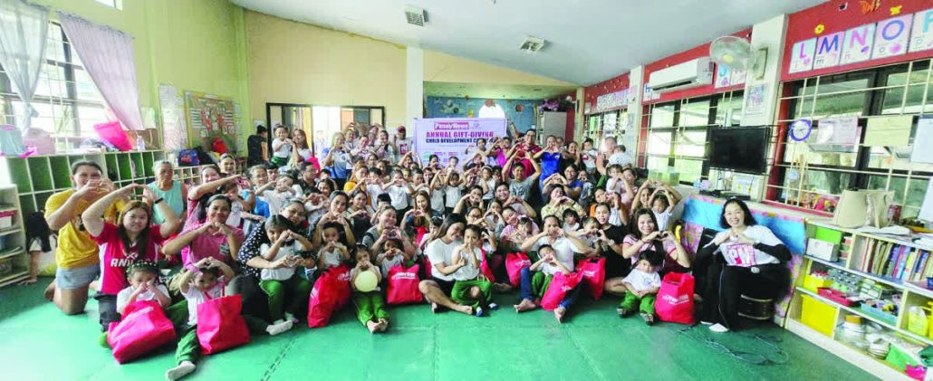 Children and parents from Ungka II posed with happy hearts as they received their gifts and
enjoyed many surprises.