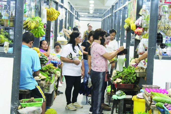 BSP_cuts.JPG_resized_compressed The Bangko Sentral ng Pilipinas’ (BSP) key rates were slashed by another 25 basis points on Thursday, Dec. 11, 2025, to 4.5 percent for the target reverse repurchase rate as inflation remains manageable. AJ PALCULLO/PN