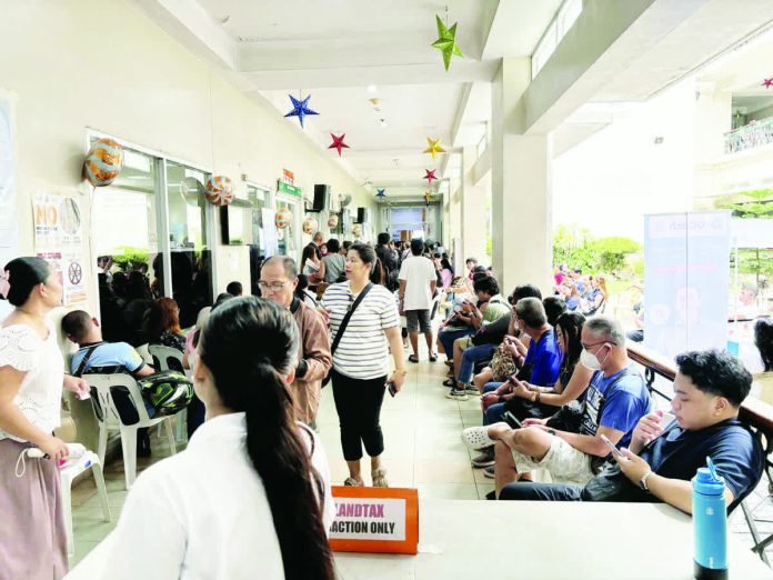 Bacolod_RPT_resized_compressed Taxpayers lined up at the Bacolod City Treasurer’s Office on December 22 to settle real property tax payments as the city continues to accept RPT payments on non-working days to accommodate the public during the holiday season. MAE SINGUAY/PN