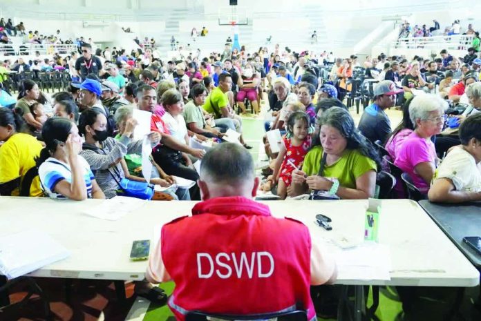 Bacolod_cash_aid_resized_compressed Release of Emergency Cash Transfer assistance to the first batch of families affected by Typhoon “Tino” on December 12. BACOLOD-STRONGER TOGETHER FB PHOTO