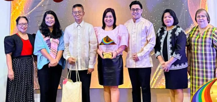 Capiz award_compressed Officials of the Capiz Provincial Government received the Gawad Balangaw Awards for Culture and the Arts during the awarding ceremony in Iloilo City on December 18, 2025. PTCAO PHOTO