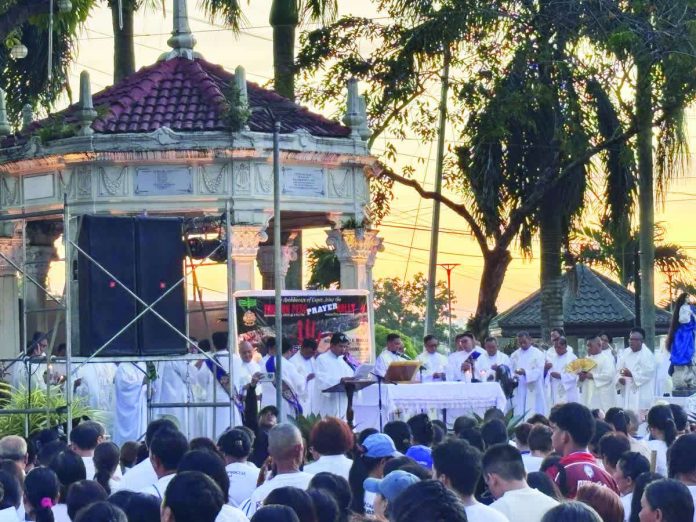 Members of St. Pius X Seminary, led by Archbishop Victor B. Bendico, joined the Trillion Peso Prayer Rally at the Roxas City Bandstand, uniting with the faithful of Capiz in a call for accountability and integrity. ST. PIUS X SEMINARY FB PHOTO