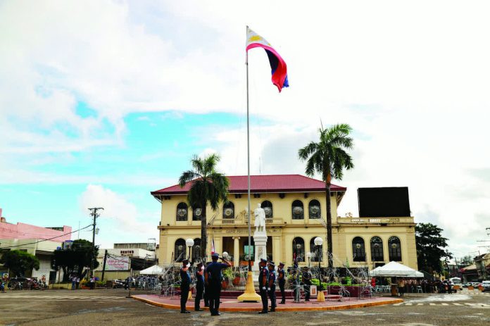 Officials and employees of the Capiz Provincial Government gather in front of the Provincial Capitol on December 30 to commemorate the 129th anniversary of the martyrdom of national hero Dr. Jose P. Rizal, in a ceremony spearheaded by the Provincial Tourism and Cultural Affairs Office (PTCAO). CAPIZ PROV’L GOV’T PHOTO